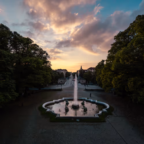 Fountain Sunset. Фонтан заката. Brunnen im Sonnenuntergang.