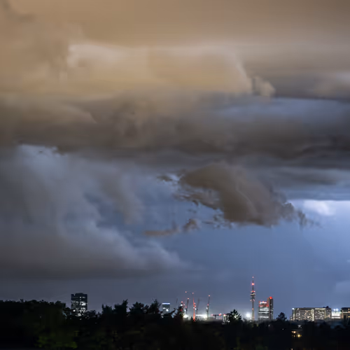 Storm Over Munich. Sturm über München. 慕尼黑之上风暴.