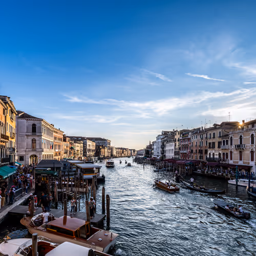 Tramonto a Venezia sul Canal Grande. Sonnenuntergang in Venedig am Canal Grande. Venice Sunset on th