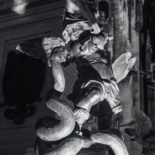 Angel of Munich — Triumph Over Heresy. Engel von München — Triumph über die Ketzerei.