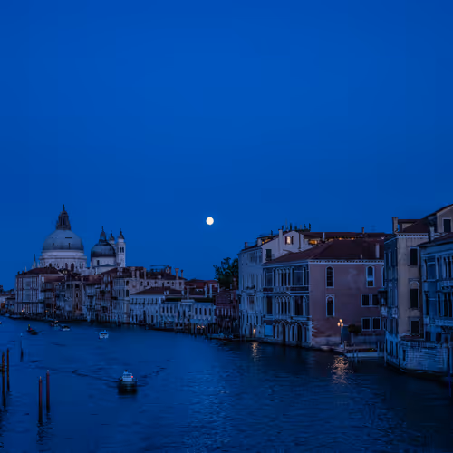 Luna sul Canal Grande. Mond über dem Canal Grande. Moon over the Grand Canal.