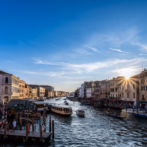 Tramonto a Venezia sul Canal Grande. Sonnenuntergang in Venedig am Canal Grande. Venice Sunset on th