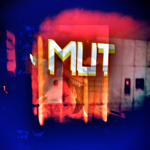 COURage - URF8xE7JBo