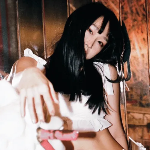 Behind Closed Doors | 密室での