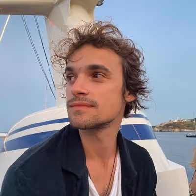 max pretends - mirror