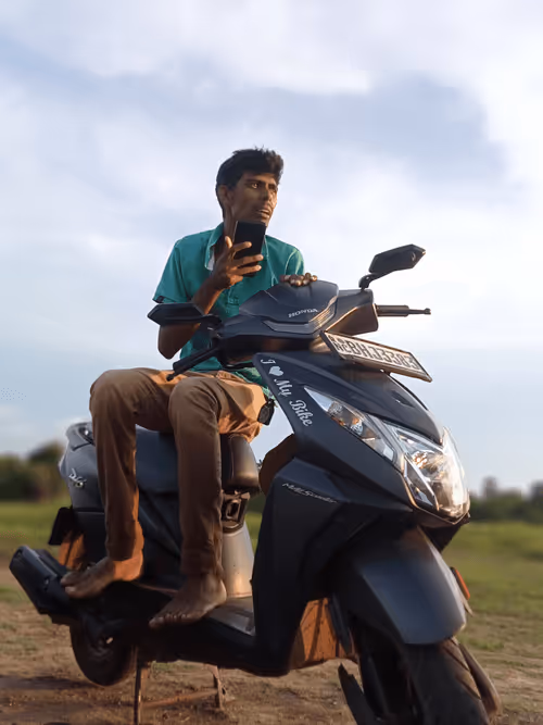 Item #61811943750839171972554959032429211399954463017089711292726093434188726372000 Media