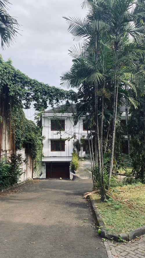 Item #67351599835119222926472791054605114312857726710672675867915900172049693278209 Media