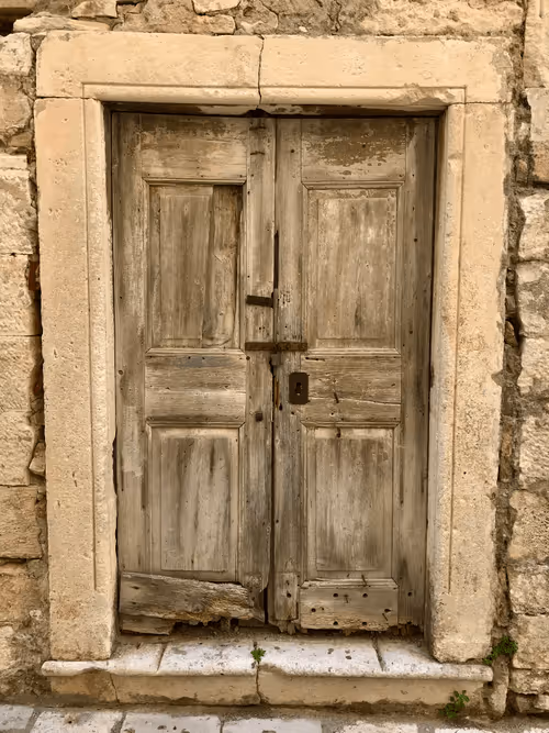 Item #23186007729053203064202564950252010176441349976529161374651306431135136874497 Media