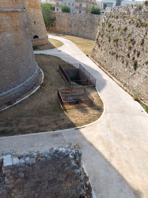 Item #43505702085321246701285015339688837487321998718285252344027785102867298254849 Media