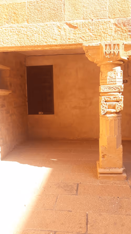 Item #28492546344238997982627040595659913257173957231691920694804582445300479688705 Media