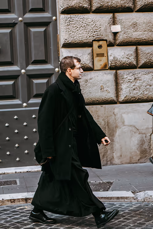 Item #24903874531350115991913359074638014120394763804843076394666794954445079707649 Media