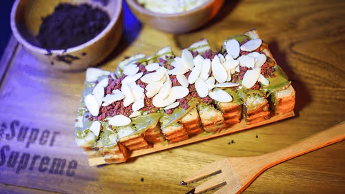 Item #39648776937409847818909128334741614440628517092229210759085448423343820636161 Media