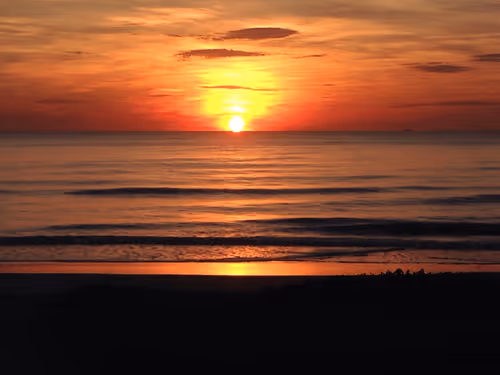 Belo amanhecer do sol em um dia de verão