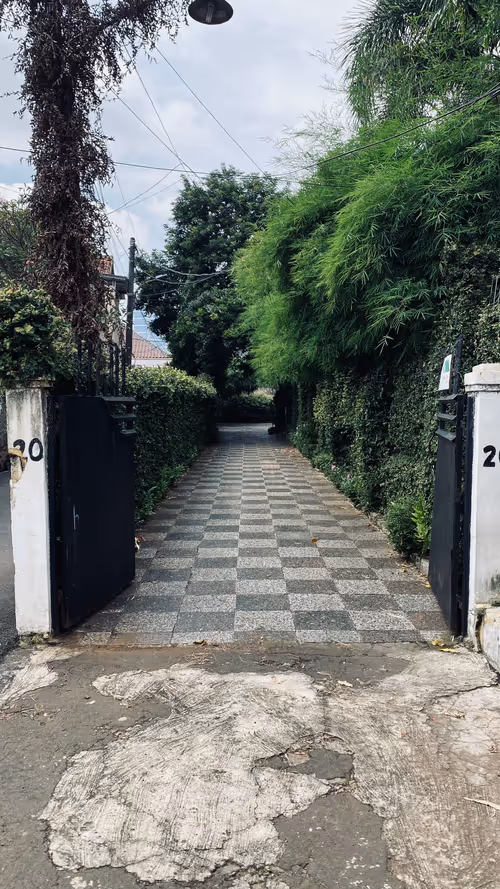 Item #67351599835119222926472791054605114312857726710672675867915900155557018861569 Media