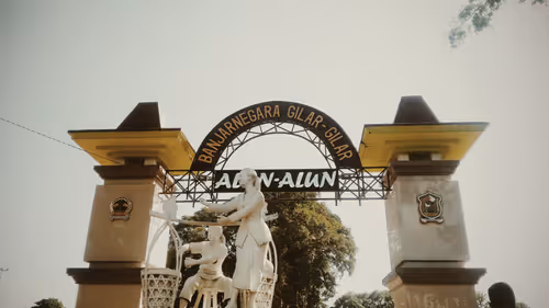 Item #43041745947340501395762136135645569351420757841075512759923267240304947757066 Media