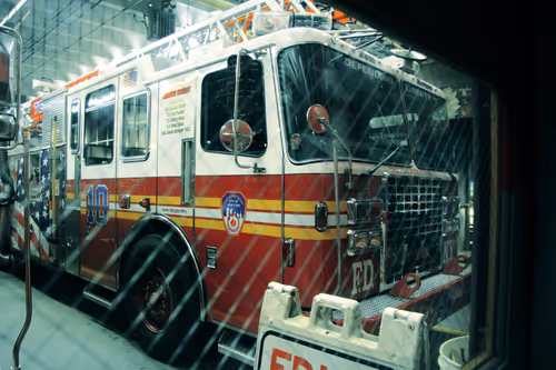 Item #30396210411431595672388615740324323346306299904975552388122083780733307977729 Media