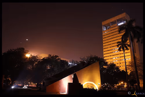 Item #93376088004058715635902471097401552149257290609147284986368570510083033661441 Media