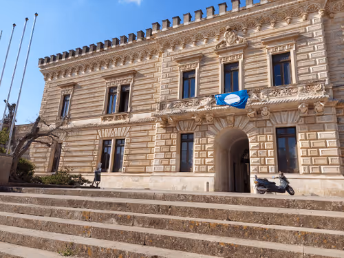 Item #43505702085321246701285015339688837487321998718285252344027785089673158721537 Media