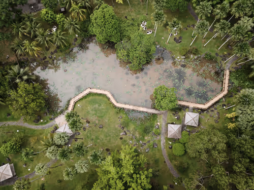 Item #42367402454926581942619760928835310535724341624545693814929607685675384045668 Media