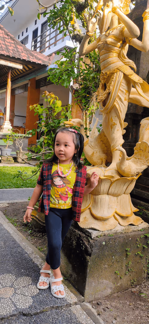 Item #51198950727353000400182026279026974017434036809871363174420400701942444064769 Media