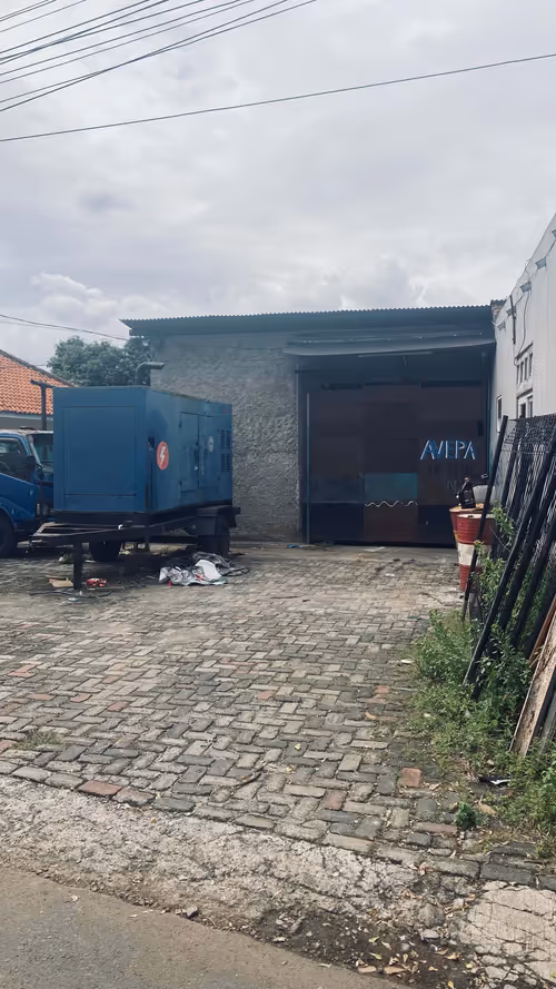 Item #67351599835119222926472791054605114312857726710672675867915900153357995606017 Media