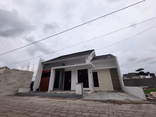 Item #114368380072475554358774345171388874313024483179363286524864187047989481570305 Media