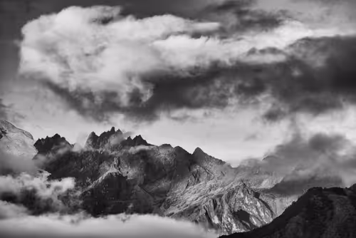 Item #16169064393399629467859942900905405490006492366557123064973208583422395547649 Media