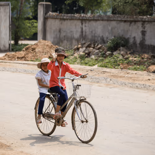 Item #80488266671287018131558448213082272878703229800970441297784273648879187001345 Media