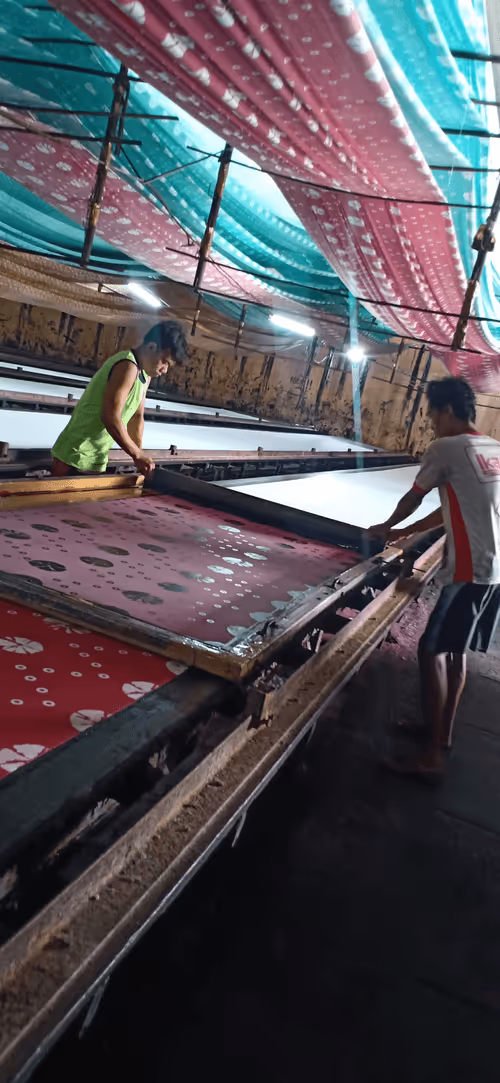 Item #114368380072475554358774345171388874313024483179363286524864186969924155998223 Media