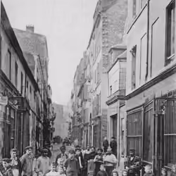 Paris XI, passage Thiéré, donnant 25 rue de Charonne, dénommé la Petite Auvergne