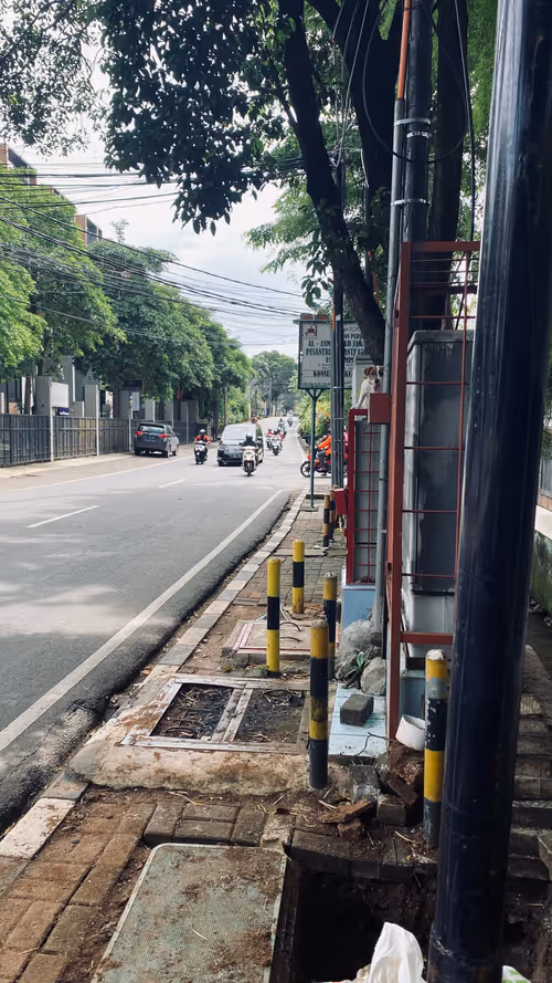 Item #67351599835119222926472791054605114312857726710672675867915900146760925839361 Media