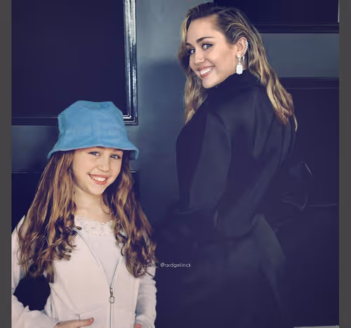 Item #16772908897123540299742037453982694632038886830556259731043723909277052567562 Media