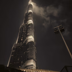 Skyscraper_Cloudy