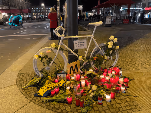 Item #35339417924445304267052449174579644074826086506751043788329225544432848207972 Media