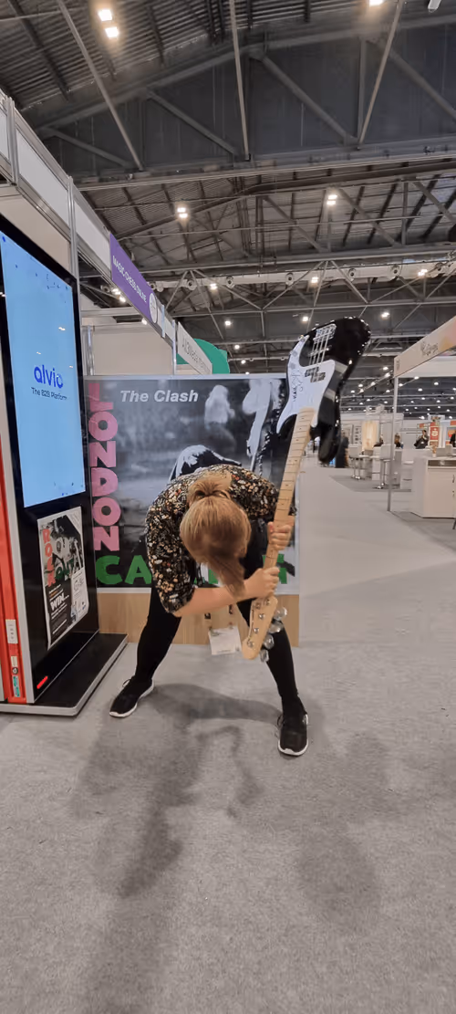 Item #88906000788794362593094779541750798246755414069154706407209156409952786796541 Media