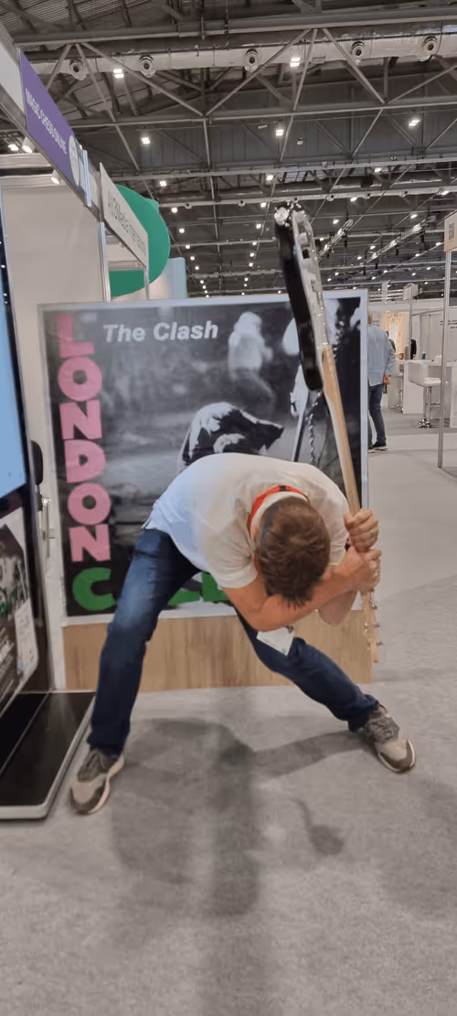 Item #37010064448077788567273629743871011864664979871360431060244773988571321096320 Media