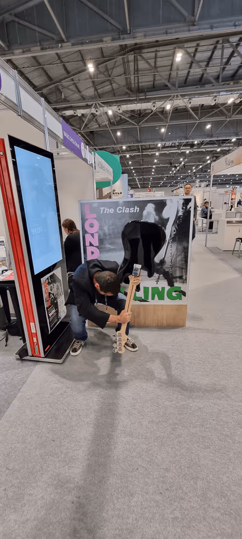 Item #102125242062805631118382896727103244611820839528620329474841436199695352529333 Media