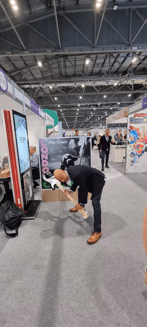 Item #107660616513086800057004271375048162380591199439658191255268823371758019997560 Media