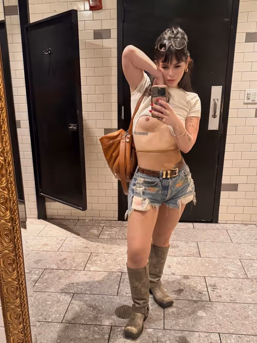 Item #29922453870928726939585553599443170250880733332780005419958459762110858526728 Media