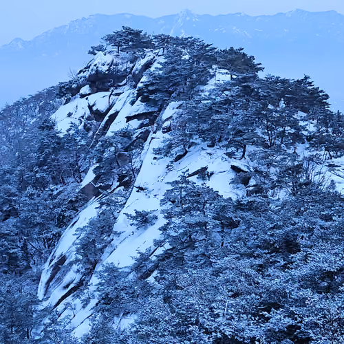 Awesome view of Inwangsan Train Rock on a snowy day #007