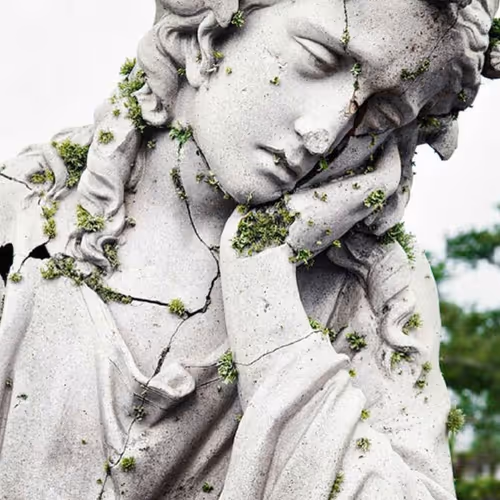 statue