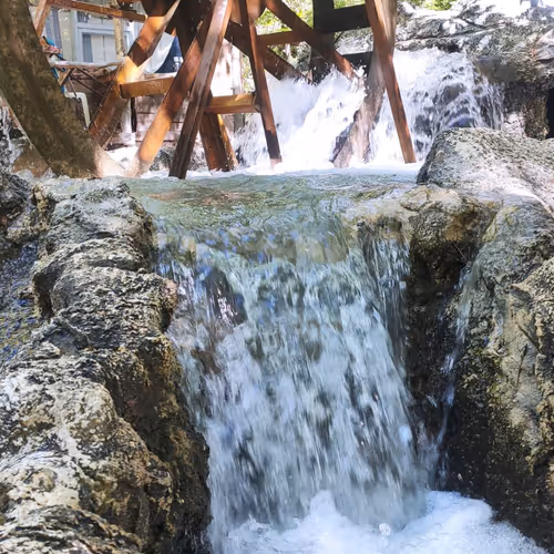 Taş duvar ve akan su